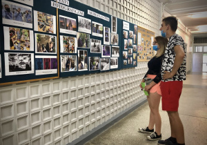 Ósmoklasiści ogladają tablicę z fotografiami wykonanymi przez uczniów 23 Liceum Ogolnoksztalcącego